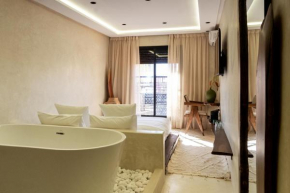 Suite luxueuse avec baignoire ouverte